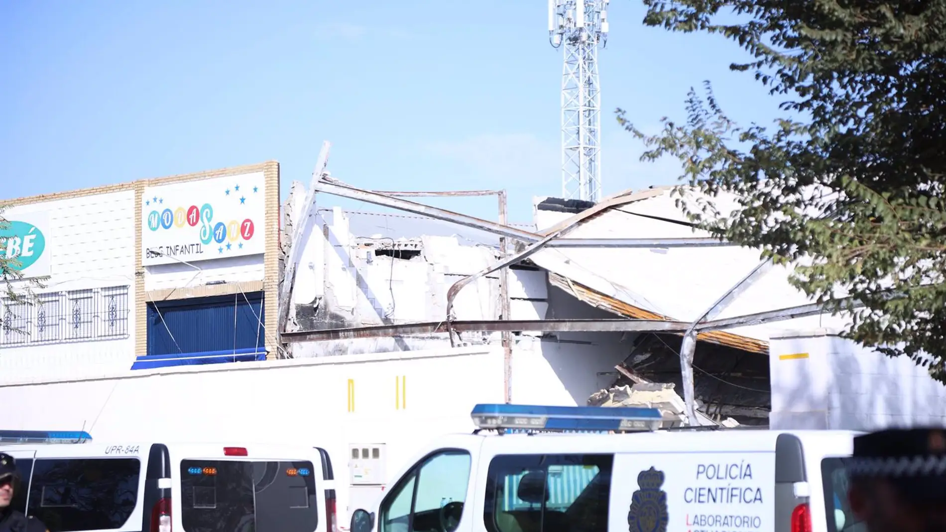 La Policía investiga las causas del derrumbe del techo de una nave que se ha saldado con un fallecido 