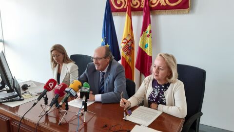 Arancha Vinuesa, Luis Huete y Carmen Mendiola durante la rueda de prensa