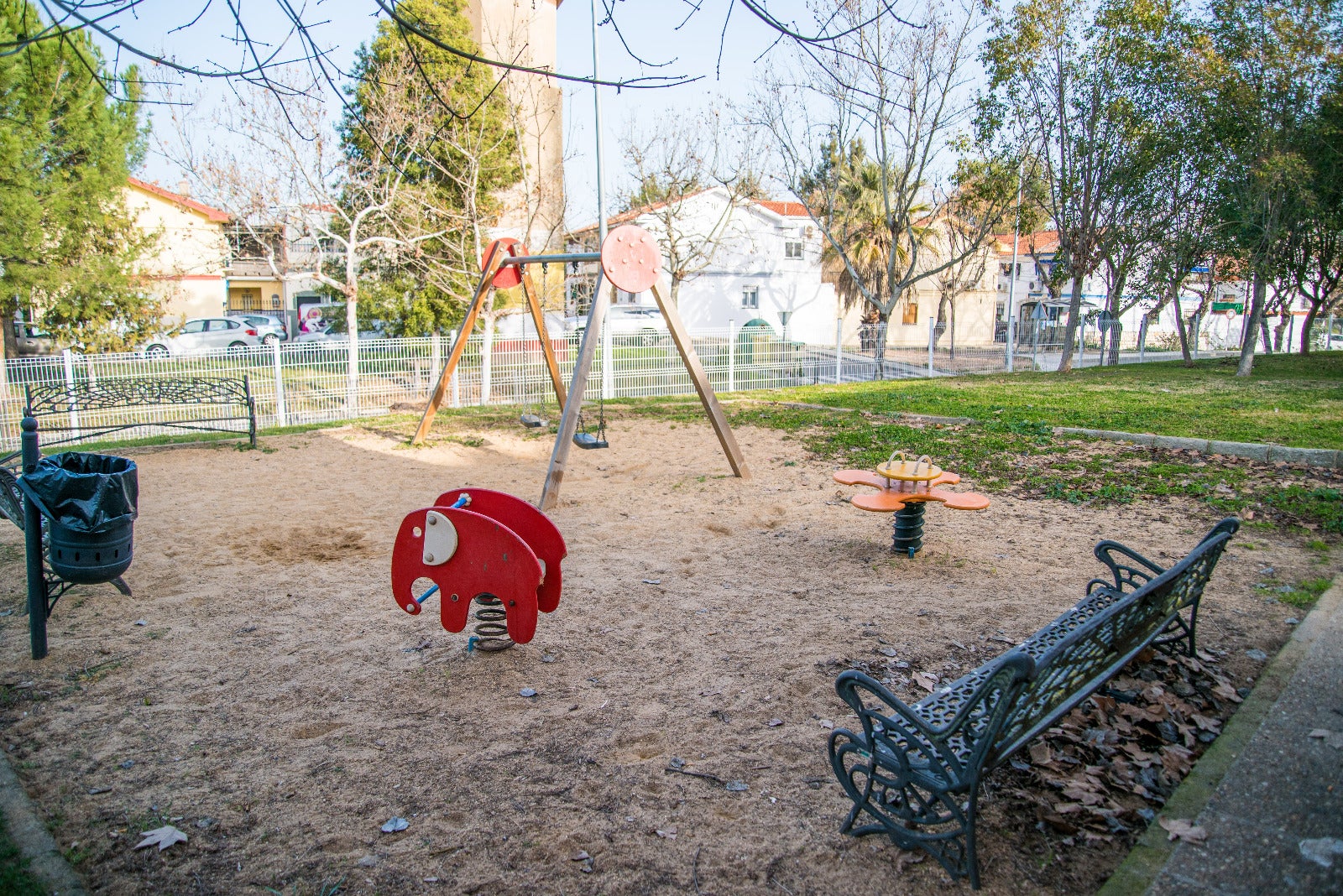 Más de 300 bancos serán instalados en parques, jardines y áreas de recreo de todas barriadas por un importe de 71.935 euros Más de 300 bancos serán instalados en parques, jardines y áreas de recreo de todas barriadas por un importe de 71.935 euros