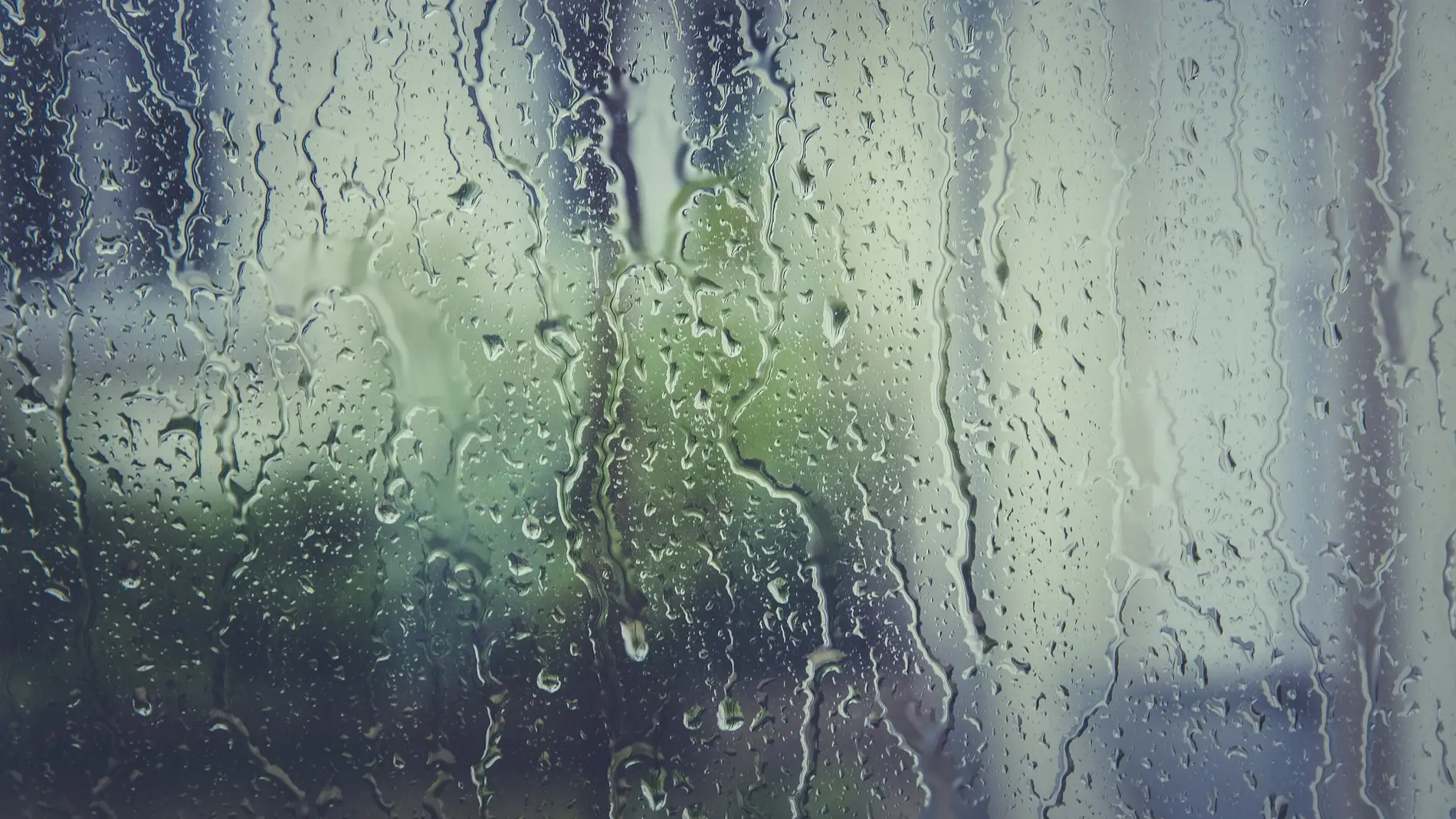 Cristal con lluvia en una imagen de archivo