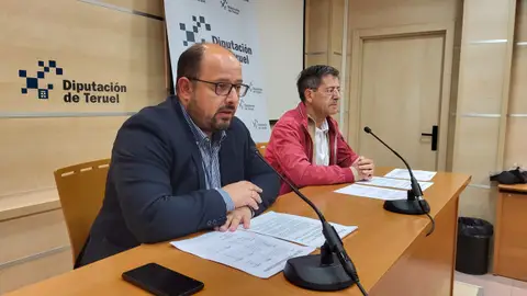 El vicepresidente de la DPT, Alberto Izquierdo, y el Jefe del Servicio del Gabinete Geológico, Pascual Cañada. AGUA DPT