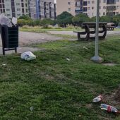 Los vecinos de Valdespartera denuncian la suciedad tras los botellones