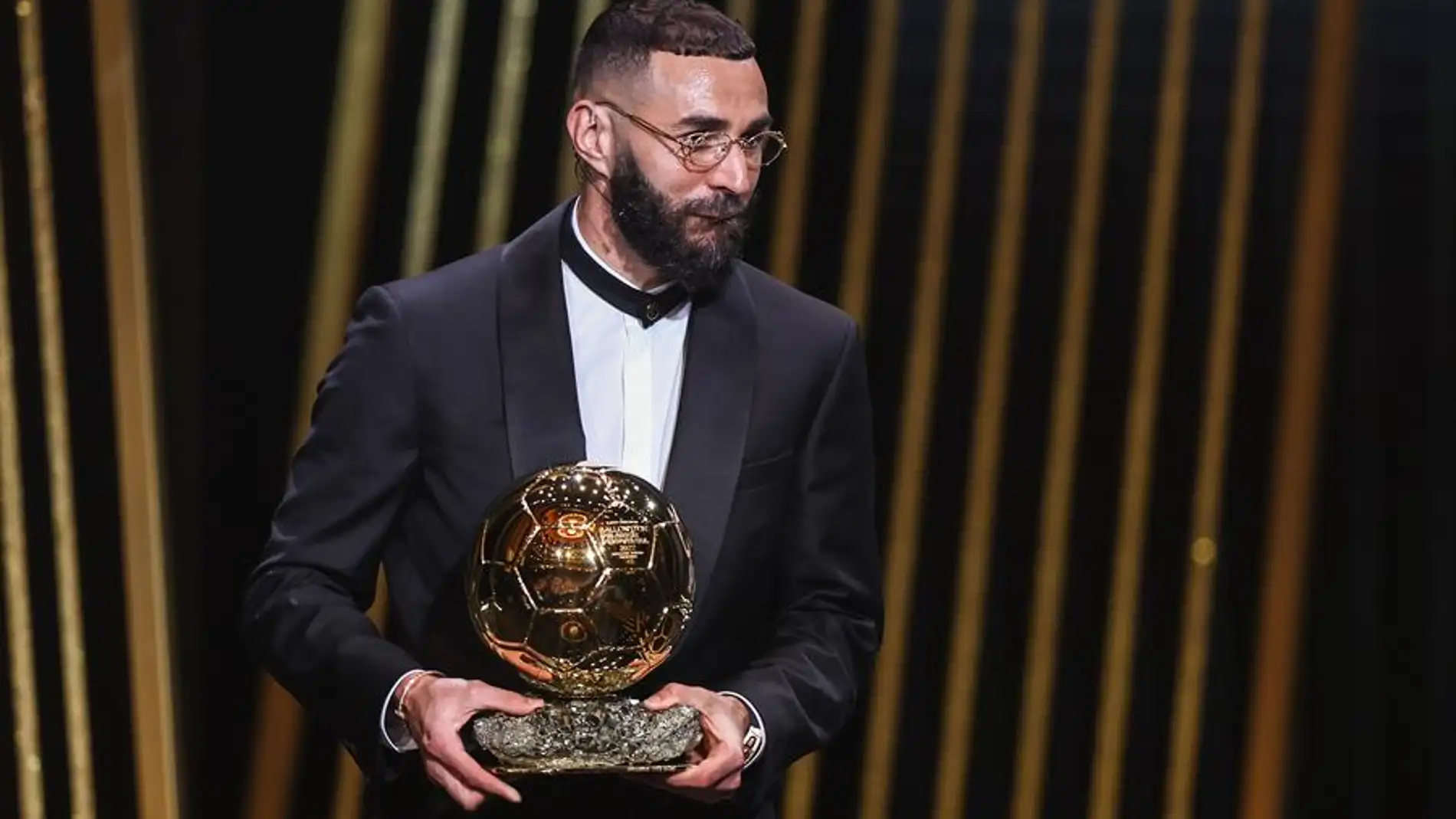 Benzemá conquista el Balón de Oro y sucede a Messi