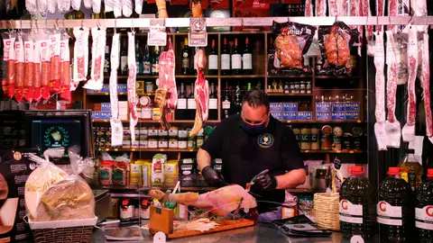 Imagen de archivo de un cortador de jamón ibérico Imagen de archivo de un cortador de jamón ibérico