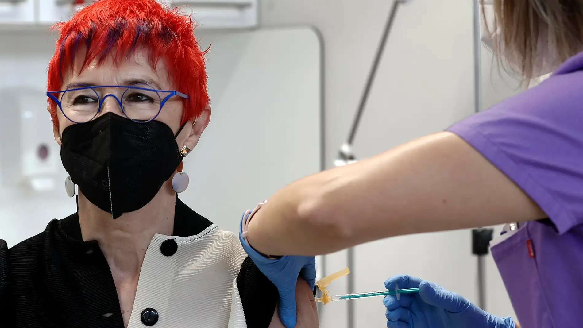 Una mujer recibiendo la vacuna de la gripe