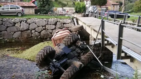 Tractor accidentado estos días Tractor accidentado estos días