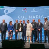 El presidente regional con Alejandro Paz y Olga García, del restaurante Fuentelgato, de Huerta del Marquesado, quienes han recibido el Premio Culinaria 2022 en la modalidad de Talento Joven;