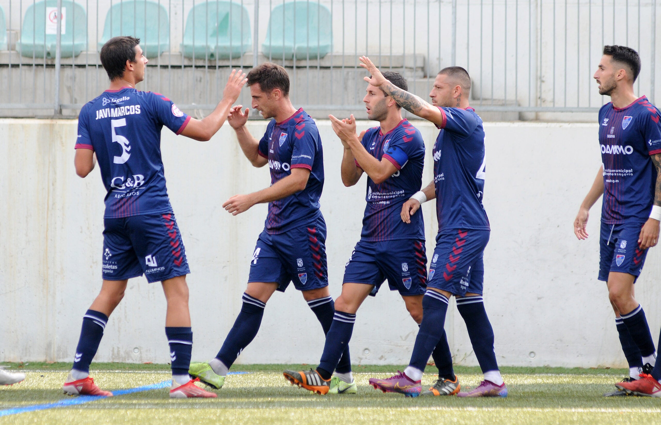 La Segoviana se hunde en la recta final de su duelo ante la Cerdanyola tras ir ganando 1-2 (4-2) La Segoviana se hunde en la recta final de su duelo ante la Cerdanyola tras ir ganando 1-2 (4-2)