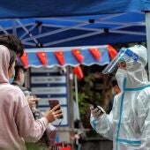 La gente hace cola para hacerse una prueba PCR de Coronavirus en China