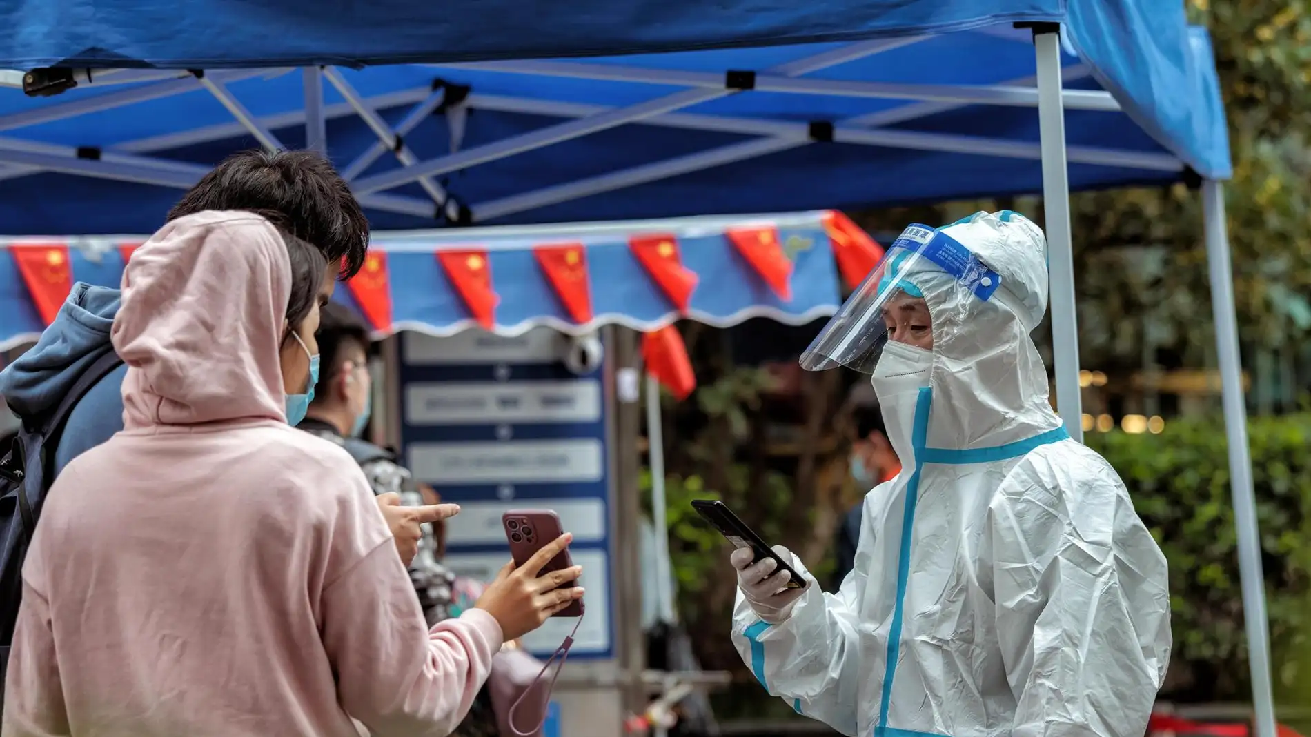 La gente hace cola para hacerse una prueba PCR de Coronavirus en China