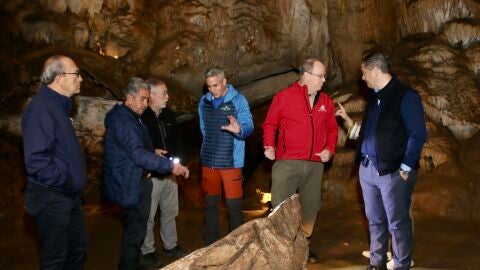 Alberto II de M&oacute;naco en cueva de Puente Viesgo