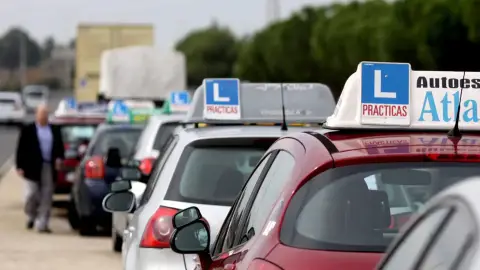 Moltes persones no troben data per a examinar-se del carnet de conduir Moltes persones no troben data per a examinar-se del carnet de conduir