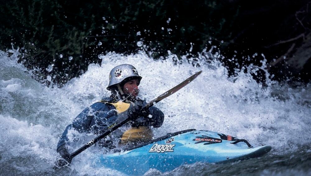 Una persona practicando kayak en aguas bravas, durante un descenso en piragüismo por el río Noguera Pallaresa 