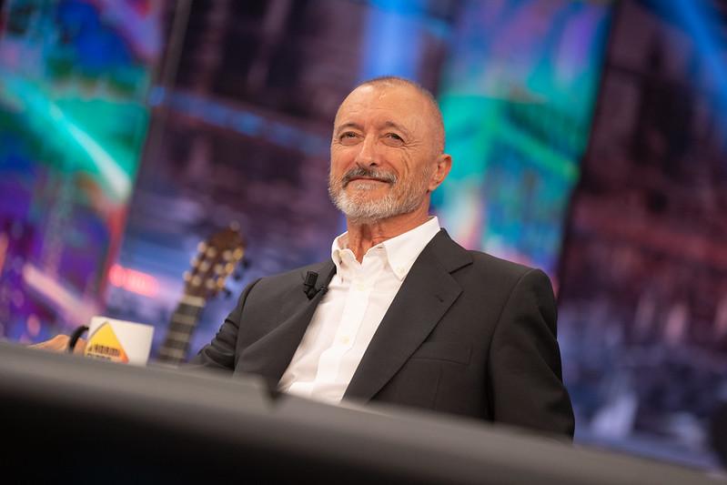 Arturo Pérez-Reverte, sobre las nuevas generaciones: “Estamos criando jóvenes indefensos para cuando mañana venga el apagón”