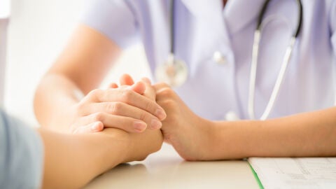 Imagen de archivo de una doctora con un paciente