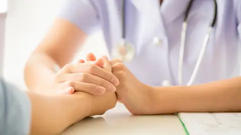 Imagen de archivo de una doctora con un paciente Imagen de archivo de una doctora con un paciente
