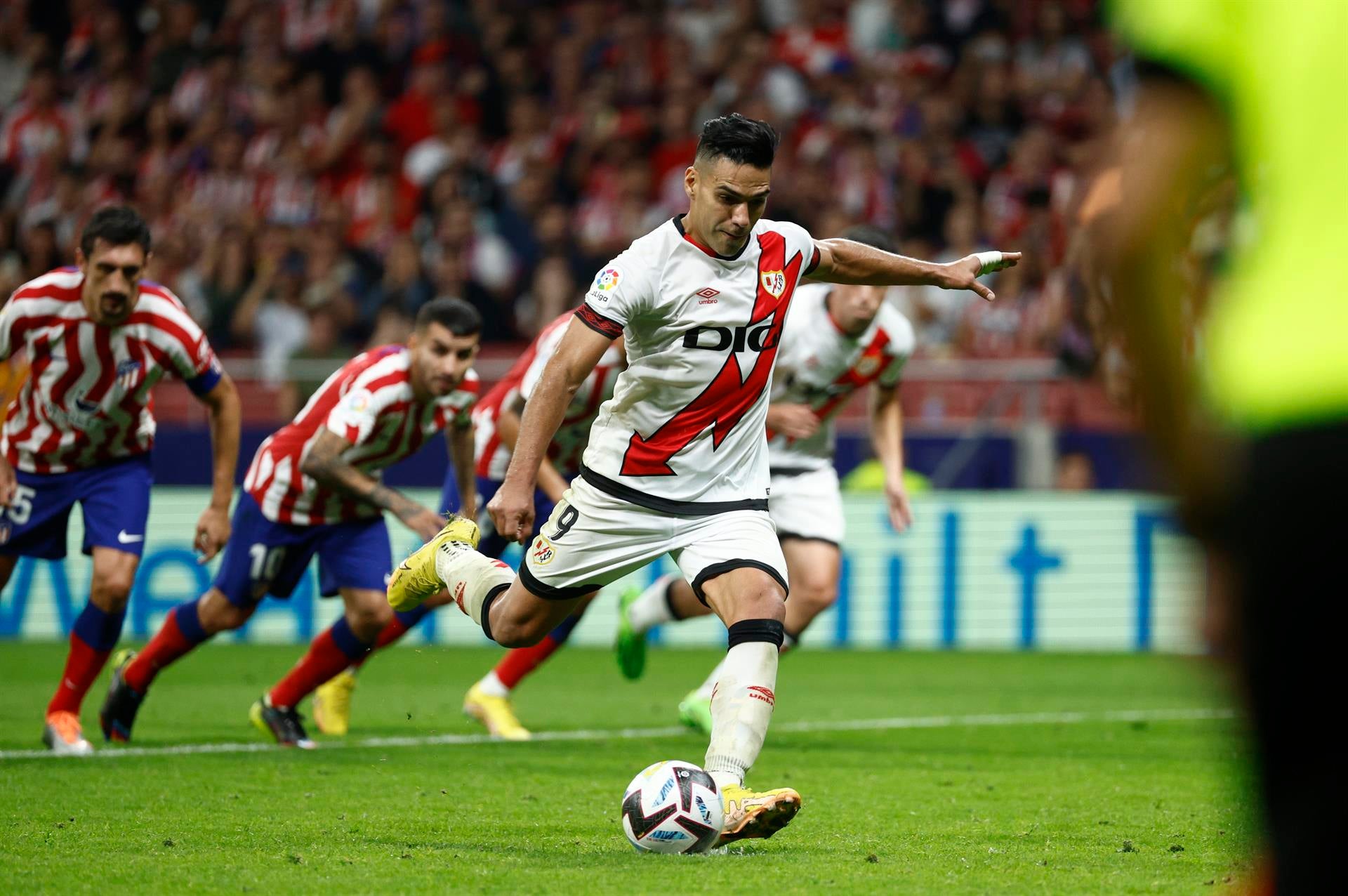 Falcao deja al Atlético sin la victoria con un gol de penalti Falcao deja al Atlético sin la victoria con un gol de penalti