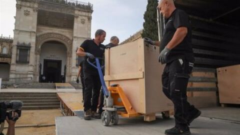 Traslado de piezas del Museo Arqueológico de Sevilla al centro logístico de San José de la Rinconada.