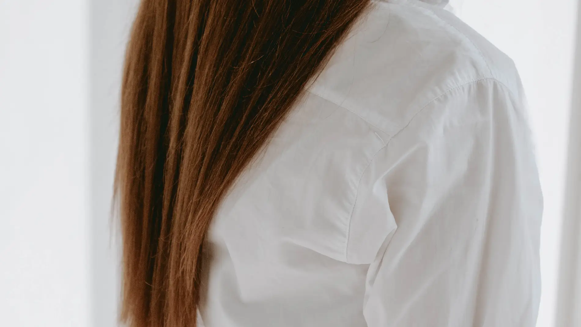 Imagen de archivo de una mujer con pelo liso/ Unsplash