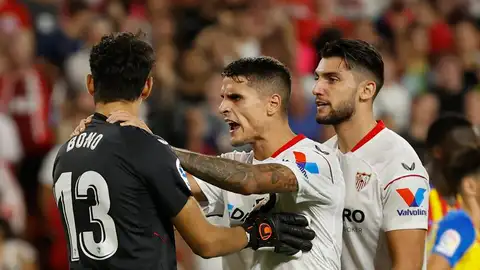 Lamela felicita a Bono tras parar el penalti Lamela felicita a Bono tras parar el penalti