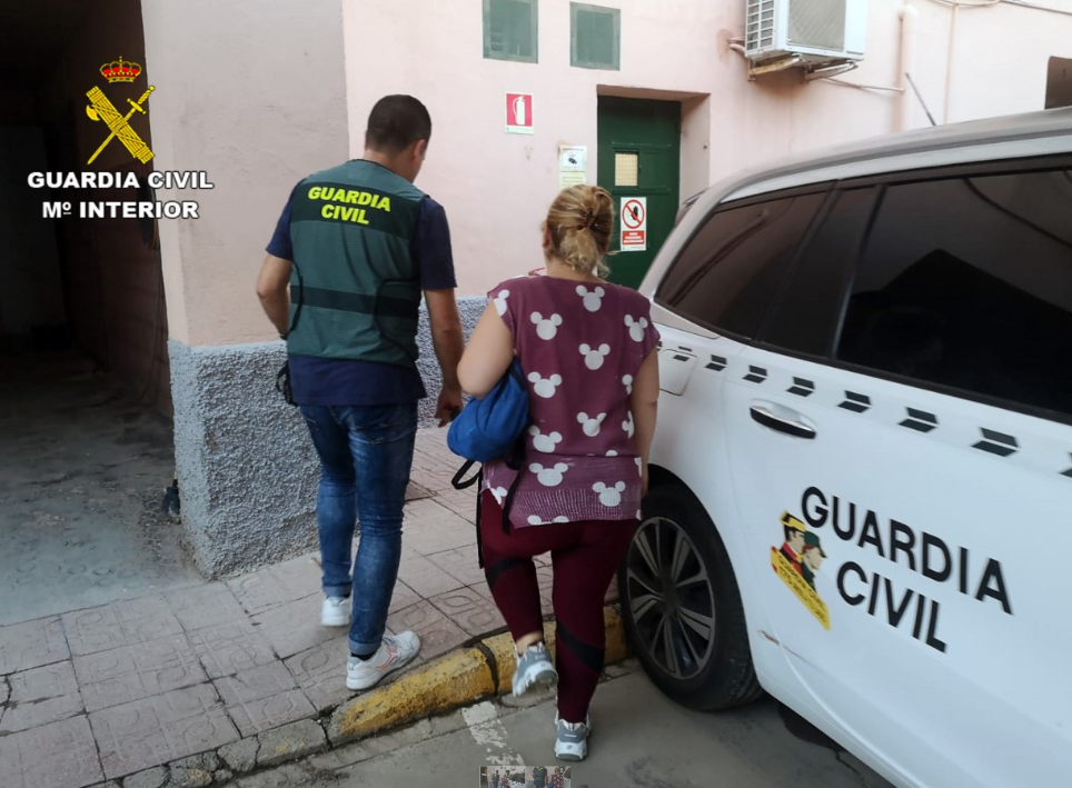 La Guardia Civil desarticula en Águilas un grupo delictivo dedicado al fraude para regularizar la situación de extranjeros La Guardia Civil desarticula en Águilas un grupo delictivo dedicado al fraude para regularizar la situación de extranjeros