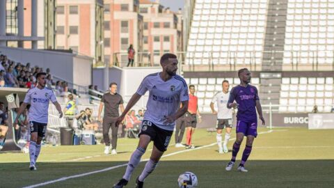 Grego Sierra, jugador del Burgos, en un partido contra el FC Cartagena
