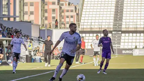 Grego Sierra, jugador del Burgos, en un partido contra el FC Cartagena Grego Sierra, jugador del Burgos, en un partido contra el FC Cartagena