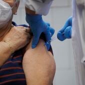 Un paciente recibe una dosis de la vacuna antigripal