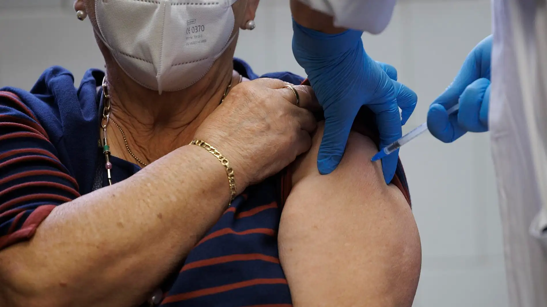 Un paciente recibe una dosis de la vacuna antigripal