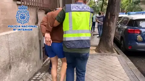 Detenido por estafar más de 20.000 euros a un usuario de una asociación de diversidad funcional El detenido esposado yen manos de la Policia Nacional