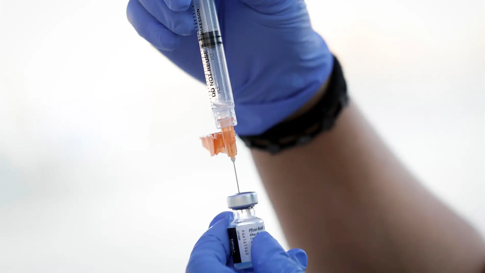 Vista de una dosis de la vacuna contra el coronavirus de Pfizer-BioNTech, en una fotografía de archivo