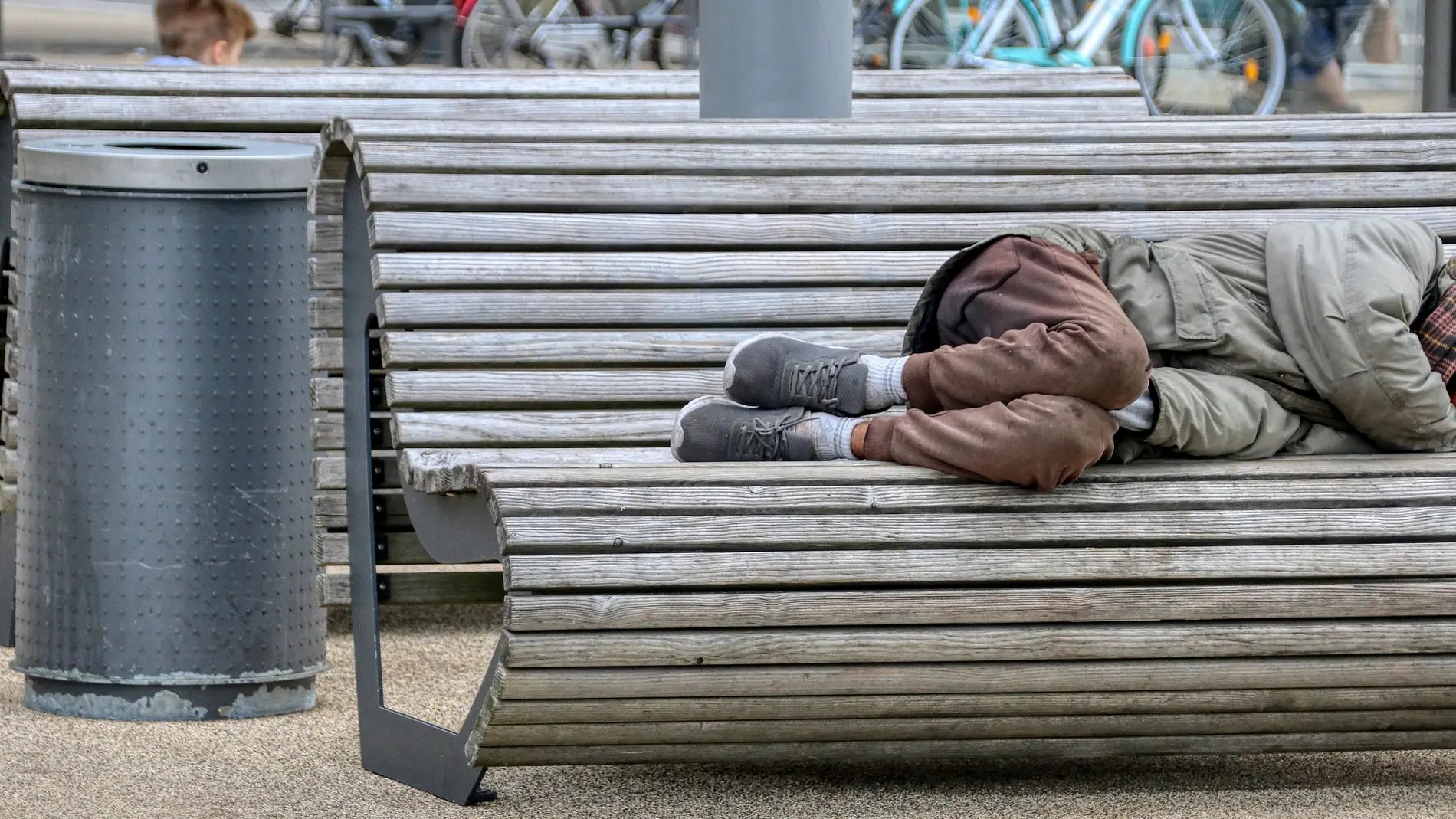 Una persona sin hogar en una imagen de archivo