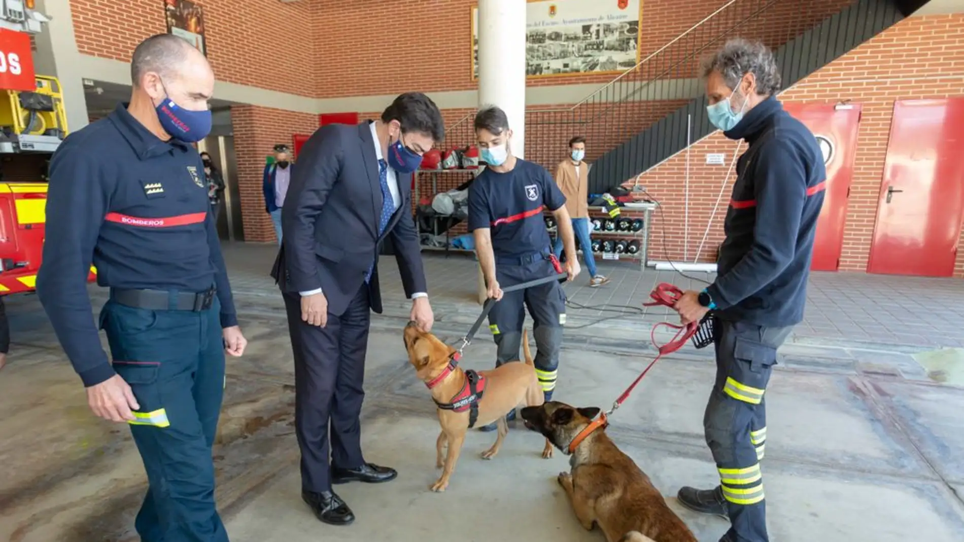 Miembros de la Unidad Canina del SPEIS de Alicante 