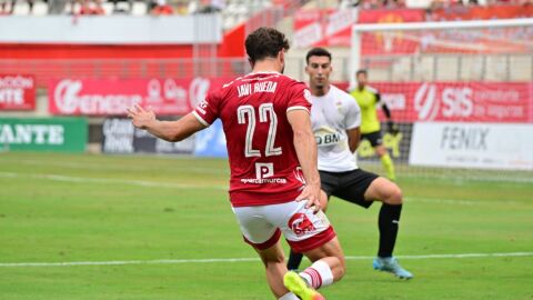 Javi Rueda, jugador del Real Murcia, en el Enrique Roca