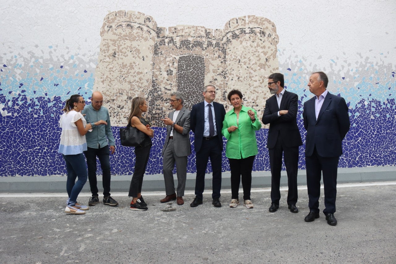 Expectación por el trencadís de la entrada al municipio de Onda Expectación por el trencadís de la entrada al municipio de Onda