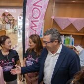 Lazo Rosa en la biblioteca de Benidorm