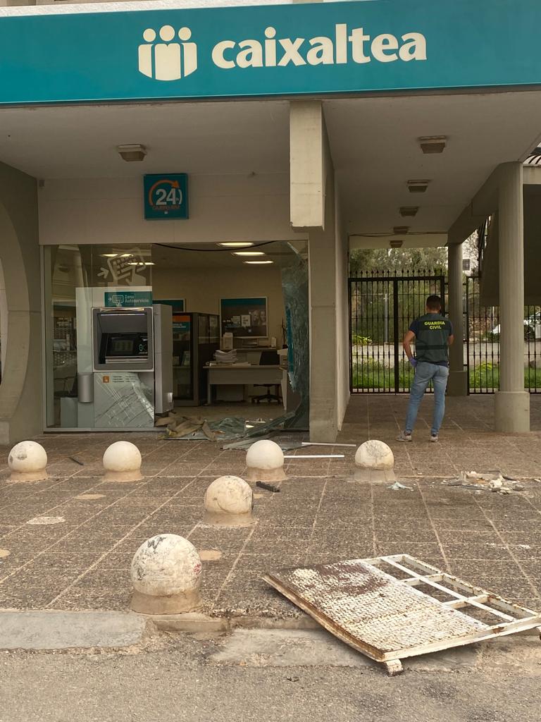 Roban el cajero automático de una sucursal en Altea la Vella tras arrancarlo de sus soportes Roban el cajero automático de una sucursal en Altea la Vella tras arrancarlo de sus soportes