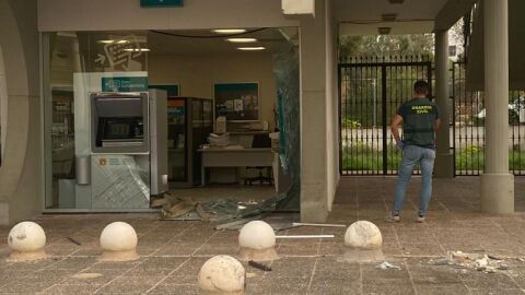 Roban el cajero automático de una sucursal en Altea la Vella tras arrancarlo de sus soportes Roban el cajero automático de una sucursal en Altea la Vella tras arrancarlo de sus soportes