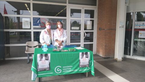 La Asociaci&oacute;n Espa&ntilde;ola Contra el C&aacute;ncer despliega una de sus mesas informativas en el Hospital Pr&iacute;ncipe de Asturias con motivo del d&iacute;a Internacional de la Lucha contra el C&aacute;ncer de Mama