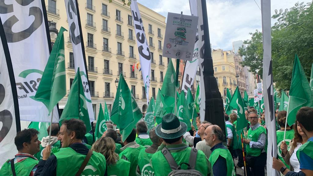 Profesores de toda España se concentran frente al Ministerio de Educación para revindicar reconocimiento y recursos Profesores de toda España se concentran frente al Ministerio de Educación para revindicar reconocimiento y recursos