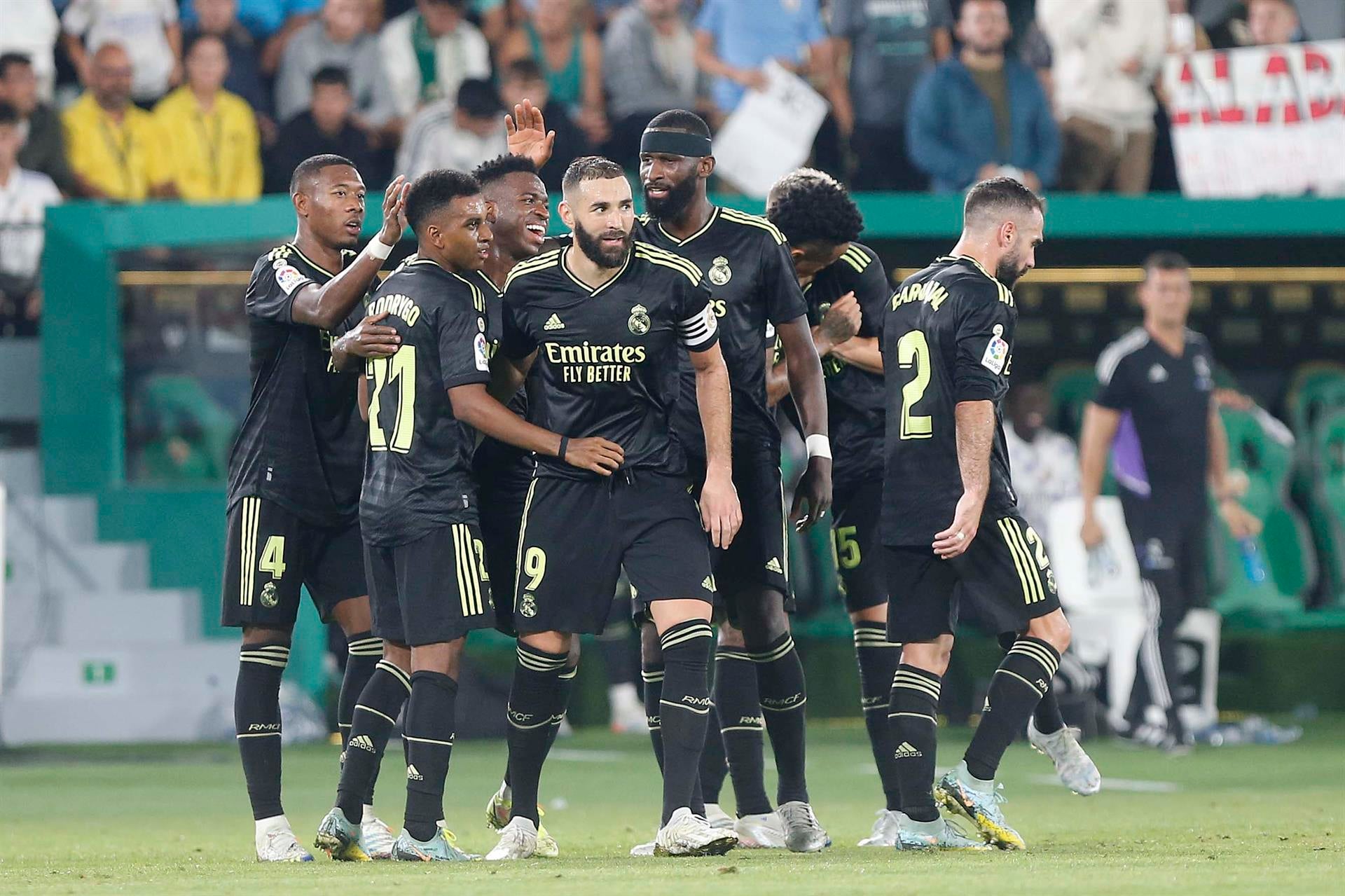 El Real Madrid se exhibe ante el Elche para mantener el liderato El Real Madrid se exhibe ante el Elche para mantener el liderato