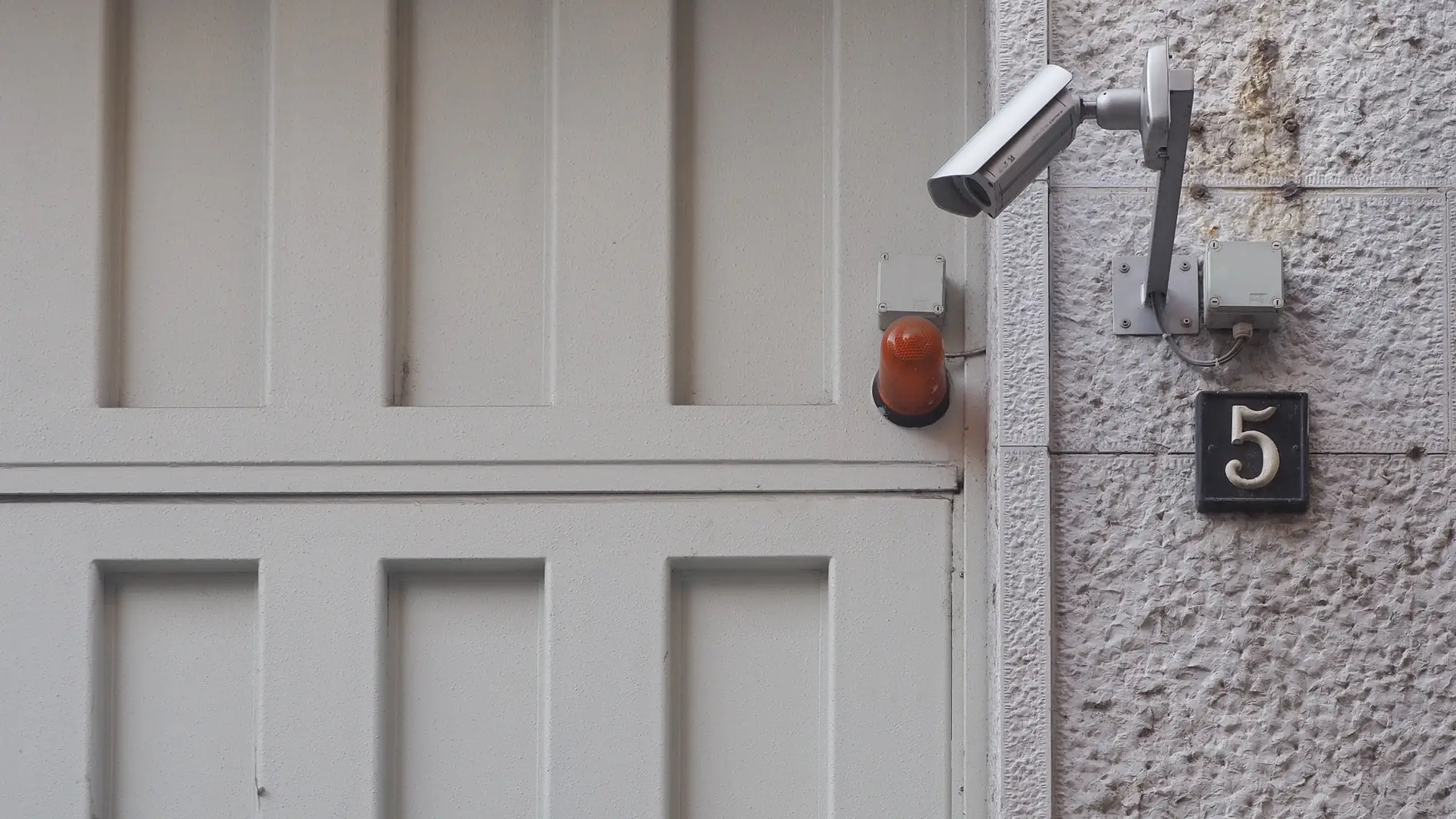 ¿Puedo poner cámaras de vigilancia en la puerta de mi casa? Esto dice la Ley