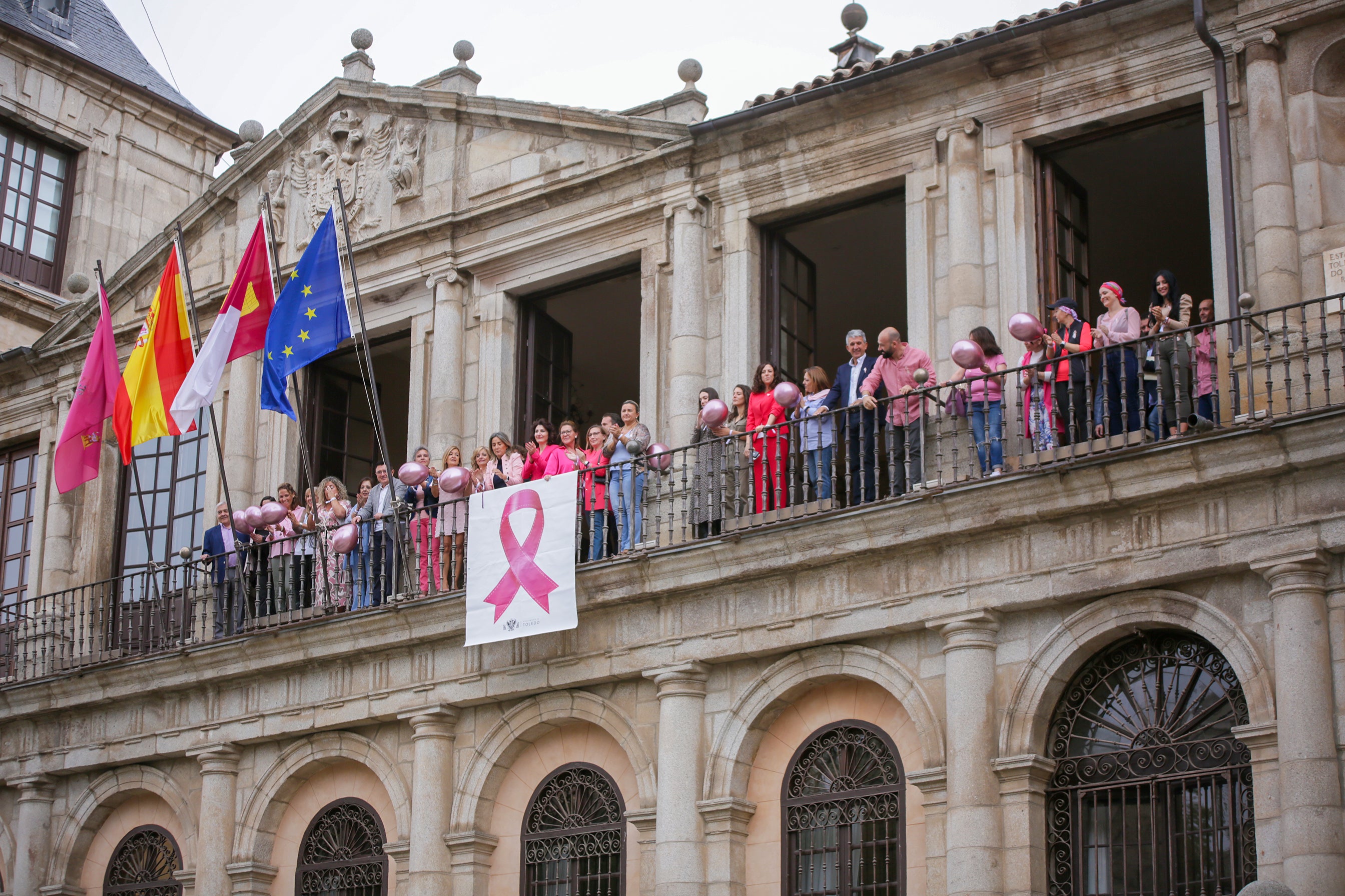 Toledo despliega el lazo rosa con motivo del Día Internacional de la lucha contra el Cáncer de Mama Toledo despliega el lazo rosa con motivo del Día Internacional de la lucha contra el Cáncer de Mama