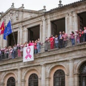Toledo despliega el lazo rosa en su fachada con motivo del Día Internacional de la lucha contra el Cáncer de Mama