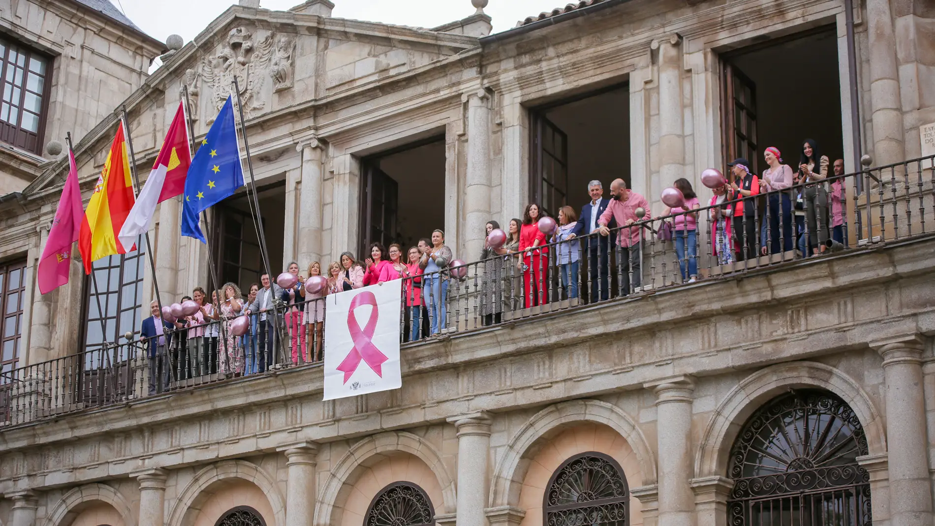 Toledo despliega el lazo rosa en su fachada con motivo del Día Internacional de la lucha contra el Cáncer de Mama