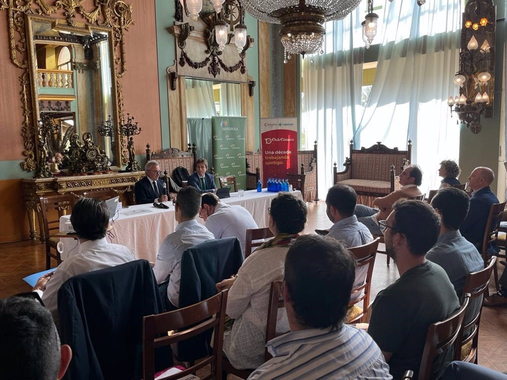 Cámara de Comercio de Alicante e Iberdrola analizan la implantación de renovables en empresas para favorecer el autoconsumo Cámara de Comercio de Alicante e Iberdrola analizan la implantación de renovables en empresas para favorecer el autoconsumo