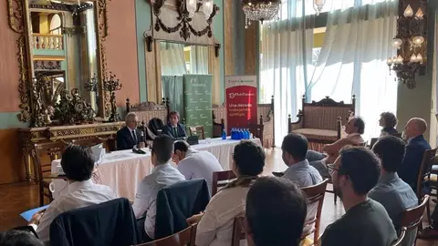 Cámara de Comercio de Alicante e Iberdrola analizan la implantación de renovables en empresas para favorecer el autoconsumo Inauguración de la jornada "Energías Renovables" en el Real Liceo Casino