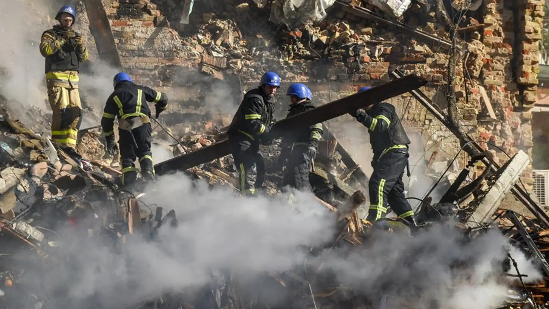 Los rescatistas ucranianos trabajan en la limpieza de los escombros del edificio residencial destruido por un ataque con drones rusos 