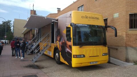 Segundo d&iacute;a del autob&uacute;s informativo del Ingreso M&iacute;nimo Vital en Alcal&aacute; de Henares