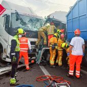 Efectivos de bomberos y sanitarios en el accidente ocurrido en la AP-7 en Crevillent. 